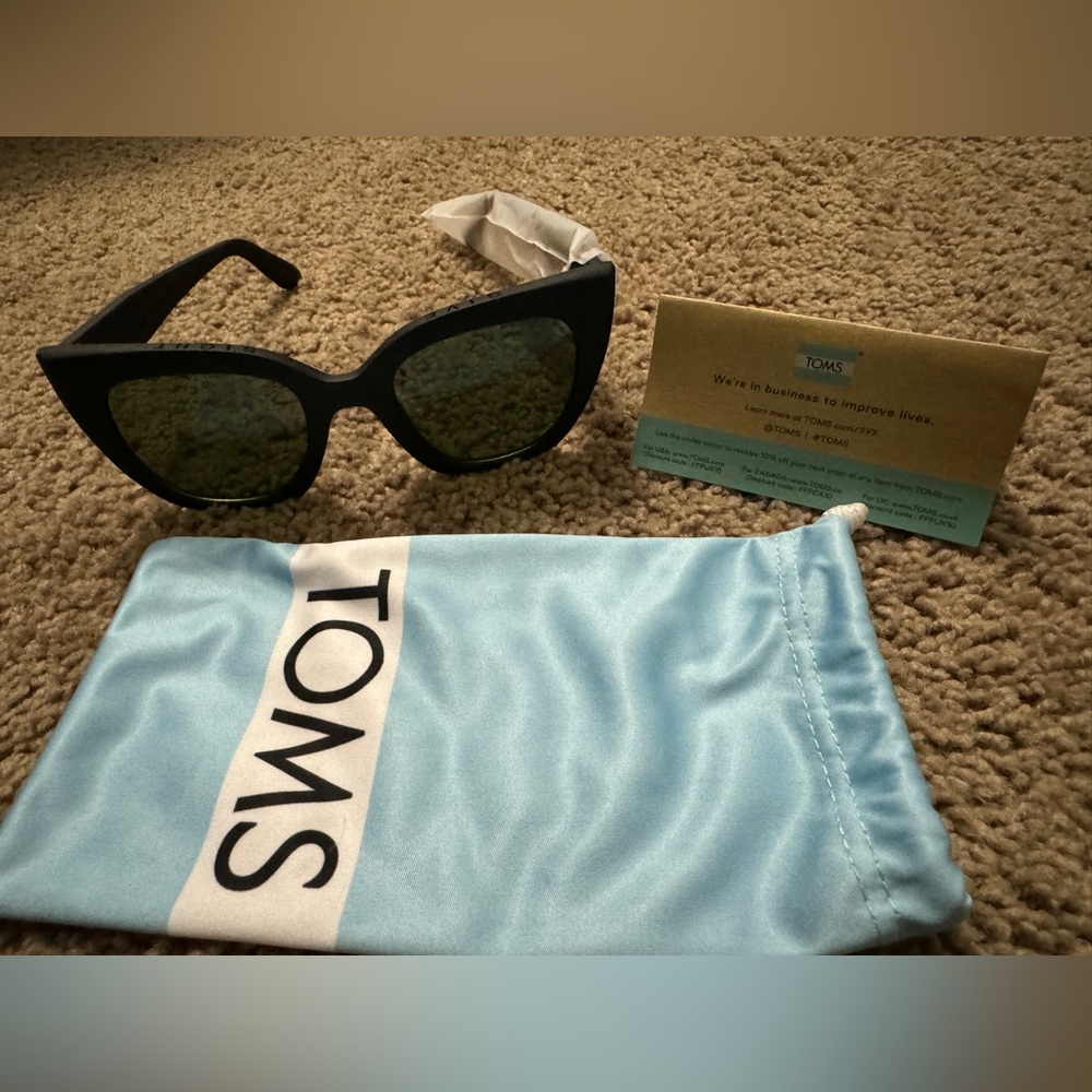 TOMS Sydney Black Traveler Sunglasses